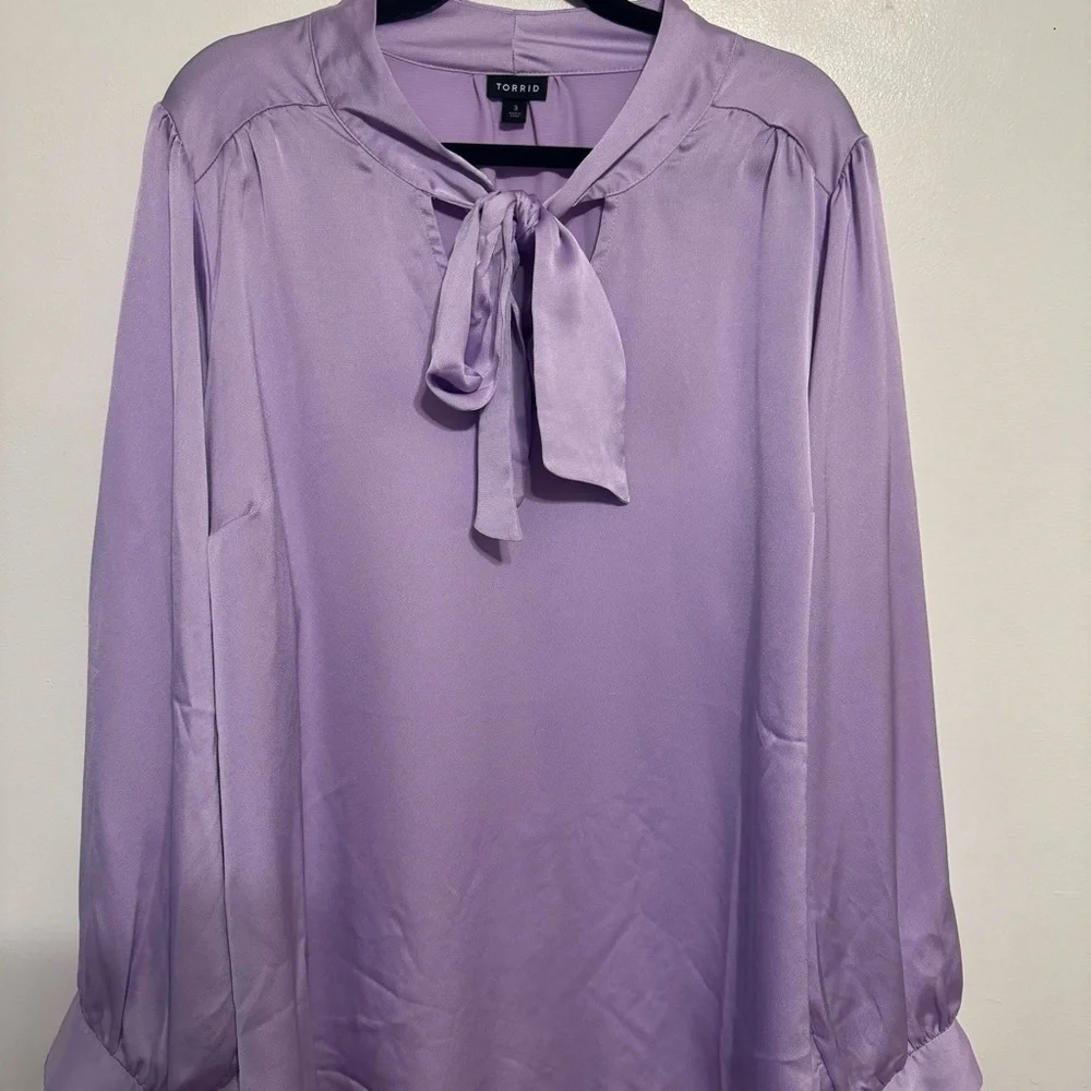 Torrid Studio Bubble Satin Bow Tie Blouse - Size 3X - Picture 5 of 7